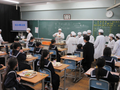 0410　給食準備 (2)