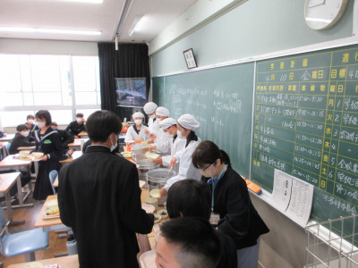 0410　給食準備 (3)