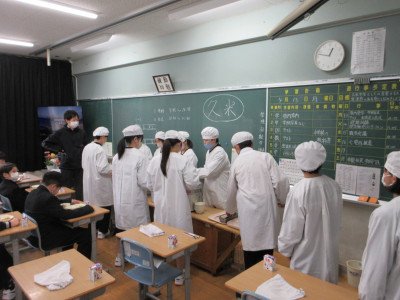 0410　給食準備 (4)